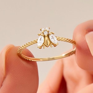 Anillo de abeja de oro macizo de 14 k: delicado anillo apilable para el meñique para mujer, joya de abejorro en oro de 10 k, 14 k y 18 k, banda simbólica inspirada en la naturaleza.