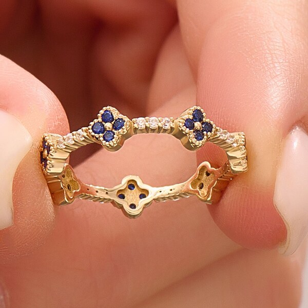 14k Gold Blume Hochzeit Ring, kleine Saphir Goldring, stapelbar Eternity Ring, kleine Saphir Ring, kleine Kreuz Schichtring