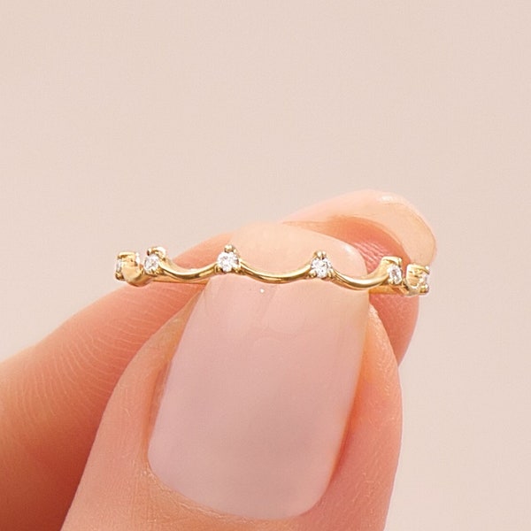 Ultra dünner Kronenring, 14k Solid Gold Wavy Stacking Ring Frauen, Minimalist Layering Ring, ihr winziger Alltagsring, Gold keltischer Ring