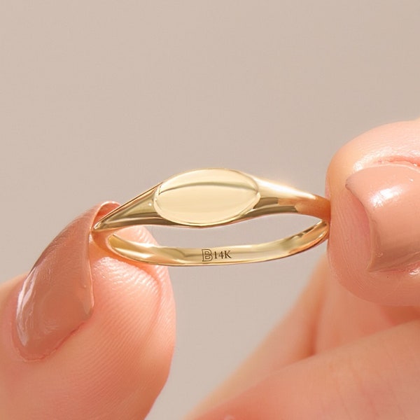 Anello con sigillo ovale in oro 14k, Anello da mignolo inciso in oro massiccio, Anello con sigillo delicato, Anello iniziale personalizzato, Gioielli personalizzati, Regali fatti a mano