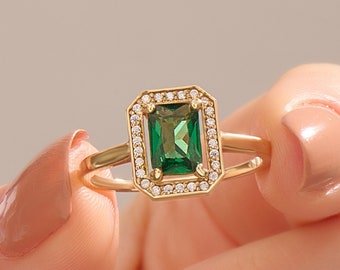 14k Gold Baguette Emerald Ring, Solid Gold Emerald Solitaire Ring, Womens Green Gemstone Ring, Vintage Design Halo Emerald Ring, Handmade