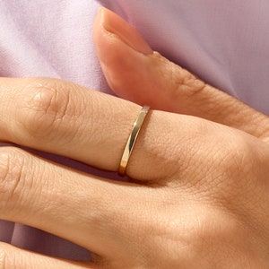 14K massief gouden dunne trouwring, sierlijke ring voor vrouwen, minimale platte stapelbare ring, handgemaakt