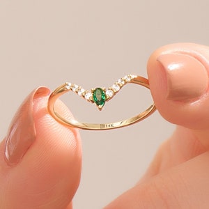14k Solid Gold Emerald Curved Wedding Ring for Women – V Shaped Wishbone Band, Dainty Minimalist Stackable Green Gemstone Ring Gift for Her