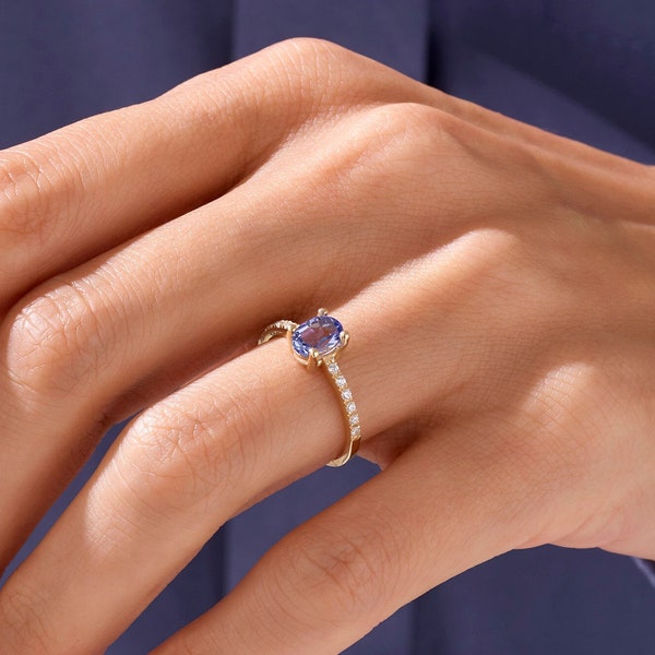 14k Gold Tanzanite Ring, Solid Gold Oval Engagement Ring for Women, Unique Gemstone Solitaire Ring, Purple Anniversary Ring with Diamond Cz