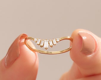 14k Gold gebogener Ehering, Solid Gold Baguette RingEnhancer, Womens Lab Diamant Cz Chevron Ring, Minimalistischer V förmiger Stapelring,