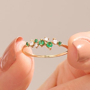 14k Gold Emerald Ring, Solid Gold Cluster Trouwring, Womens Emerald Stacking Ring, Minimalistische Groene Edelsteen Ring, Sierlijke Statement Ring afbeelding 1