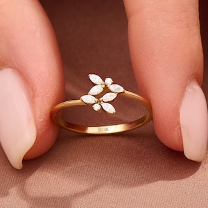 Solid Gold Leaf Engagement Ring, Floral Ring in Gold, Womens Flower Ring, Dainty Gold Ring, Minimalist Ring, Nature Ring, Gift for Her