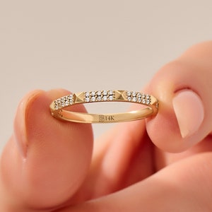 純金結婚指輪、女性用ハーフエタニティバンドリング、幾何学的バンドリング、パヴェ結婚指輪、ピラミッドデザインリング、エンゲージメントスタッカー