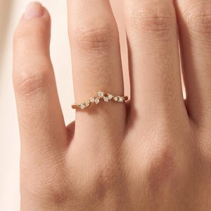Anillo de boda curvo de oro macizo de 14 quilates, delicado anillo con diamantes de laboratorio y realzador anidado.