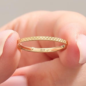 14Kソリッドゴールドの薄型結婚指輪、1.5mmの繊細なスリムテクスチャリング、ミニマリストなストレートスタッキングリング、エレガントな普段使いのジュエリー