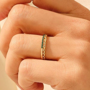 Solid Gold Emerald Wedding Band / 14k Celtic Knot Ring for Women / Braided Vintage Style Ring / Pave Stacking Ring / Irish Emerald Jewelry