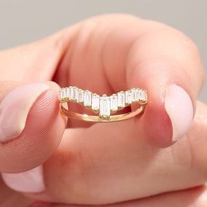 Curved Wedding Band 14k Solid Gold Baguette Diamond Chevron Ring Women&#39;s Lab Diamond Ring V Shape Ring Enhancer Handmade Jewelry Gift