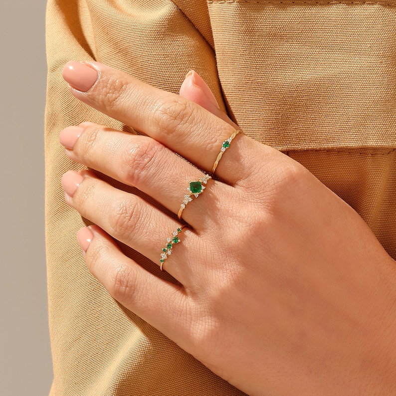 14k Gold Emerald Ring, Solid Gold Cluster Trouwring, Womens Emerald Stacking Ring, Minimalistische Groene Edelsteen Ring, Sierlijke Statement Ring afbeelding 9