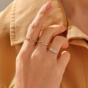 Wedding Band 14K Solid Gold | Diamond ZigZag Ring | Minimalist Wavy Stacking Band | Dainty Geometric Jewelry | Unique Chevron Style Ring Bild 4