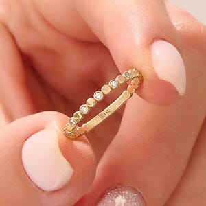 14k massivt guld Moissanit Bezel-ring, Elegant stapelbar ring med pärlor, Minimalistisk vigselring