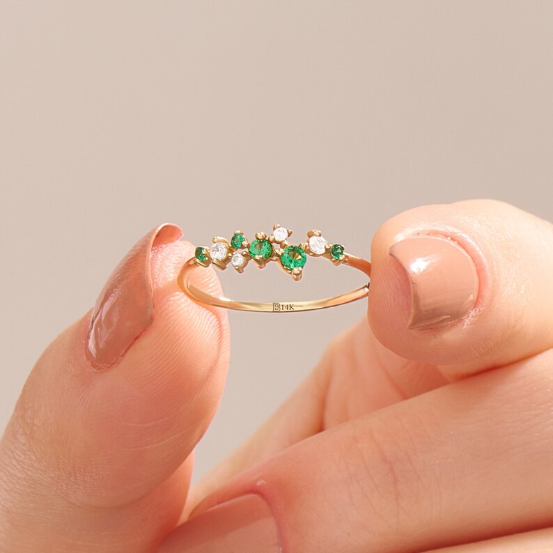 14k Gold Emerald Ring, Solid Gold Cluster Trouwring, Womens Emerald Stacking Ring, Minimalistische Groene Edelsteen Ring, Sierlijke Statement Ring afbeelding 1