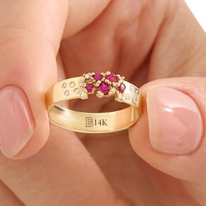 14Kソリッドゴールドルビー結婚指輪、厚さ4.5mmのコンフォートフィットリング、ルビークラスターバンドレディース、重厚なゴールドステートメントジュエリー、7月の誕生石ギフト