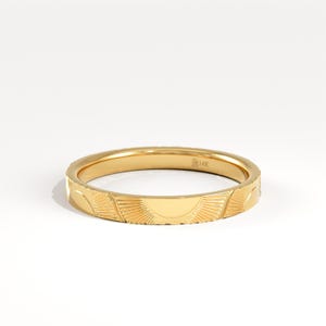 天体の太陽をモチーフにしたゴールドリング、14Kソリッドゴールド製結婚指輪（女性用）、手作りのミニマルな刻印入りアニバーサリーリング