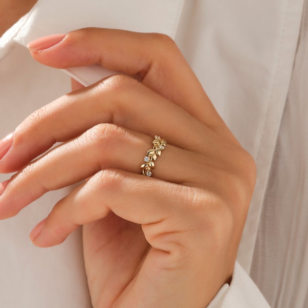 Anillo de boda con pavé de hoja de oro macizo de 14k, anillo de hoja de olivo para mujer, banda de aniversario de vid, banda de eternidad floral, anillo inspirado en la naturaleza