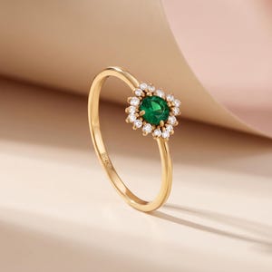 Emerald Cluster Ring 14K Solid Gold, Minimalist May Birthstone Ring, Dainty Stackable Ring, Green Gemstone Ring, Gift for Mom