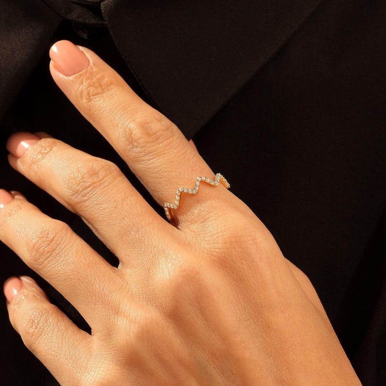 Wedding Band 14K Solid Gold | Diamond ZigZag Ring | Minimalist Wavy Stacking Band | Dainty Geometric Jewelry | Unique Chevron Style Ring Bild 3