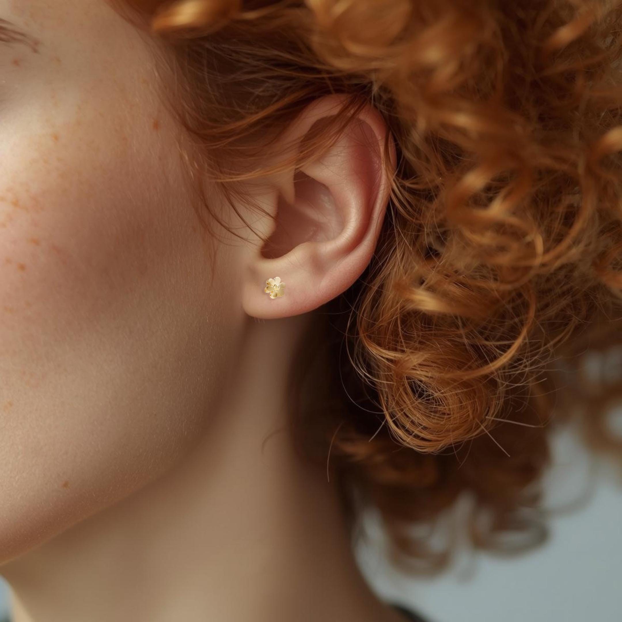 14Kソリッドゴールドデイジースタッドピアス - スクリューバック付き