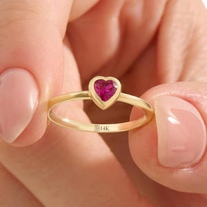 14Kソリッドゴールド ルビーハートリング、繊細なベゼルピンキーリング、7月の誕生石ジュエリー、ロマンチックなゴールドハートリング