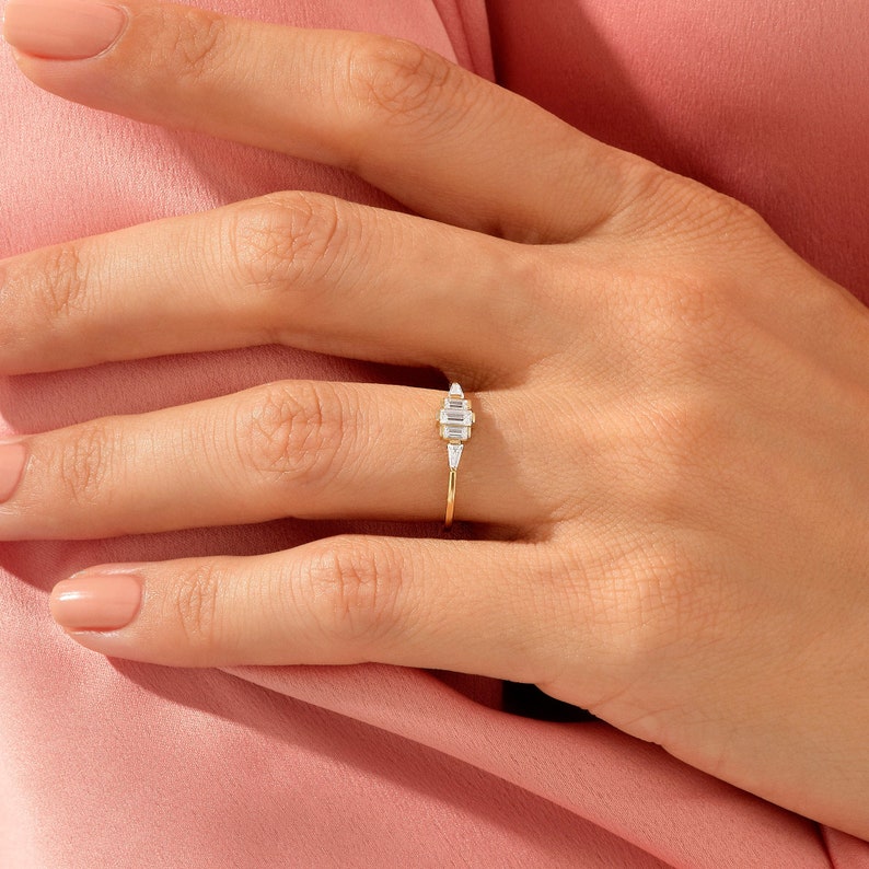 14k Gold Art-Deco-Verlobungsring, Massivgold Baguette Ring, Minimalist Versprechen Damen Ring, Vintage Lab erstellt Diamant Cz Ring, ihre Geschenke Bild 2