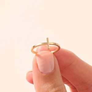 14金無垢の横向き十字架リング｜女性用クリスチャンスタッキングバンド、ミニマルな宗教ジュエリー
