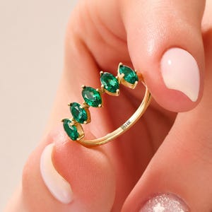 Smaragdring, ovaler Fünf-Stein-Ring aus 14-karätigem Massivgold, grüner Edelstein-Ewigkeitsring, zierlicher Stapelring, Smaragdring