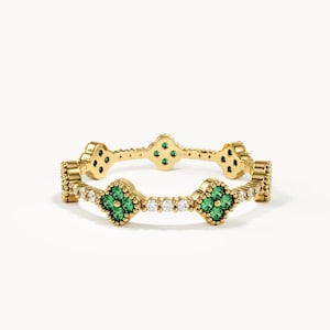 Emerald Clover Eternity Ring, Vintage Green Flower Band, 14K Solid Gold Dainty Stacking Ring, May Birthday Gift
