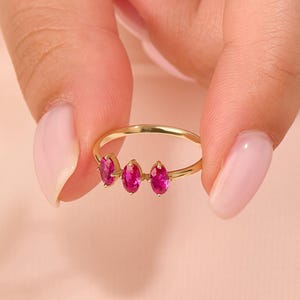 Anillo de tres rubíes en oro macizo de 14 k, piedra natal de julio de corte ovalado, delicado anillo de piedras preciosas rojas para ella, regalo de aniversario único, anillo minimalista.