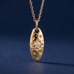 Collar con medallón de estrella celestial de oro macizo de 14 quilates, colgante ovalado de la Estrella Polar, talismán único con forma de estrella de diamantes, delicado regalo de aniversario para ella.