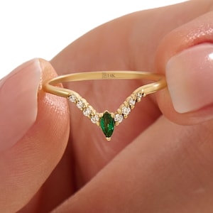 Alianza de boda curva de oro macizo de 14 quilates con esmeralda para mujer, anillo apilable con forma de espoleta, banda en V con esmeralda en forma de pera, anillo minimalista de anidación.