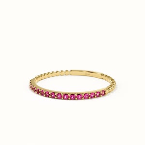 Rubin stapelring, 14K massivt guldring, Paved rubinband, Stapelbar ring rubin, Minimalistisk ring, Rubinvigselring, Tunn rubinband för kvinnor