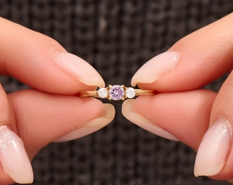14k Gold Lavendel Saphir Ring, Solid Gold drei Stein Ring, Frauen Lila Edelstein Ring, zierliche Kristall Verlobungsring, Geschenk für sie