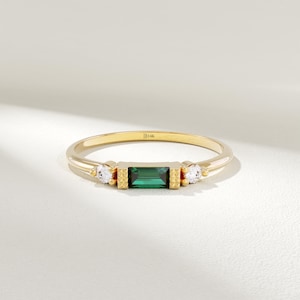 14k Gold Smaragd Baguette Ring, zierliche Mai Birthstone Ring für Frauen, Minimalistische stapelbare grüne Smaragd Verlobungsring, Geschenk für sie
