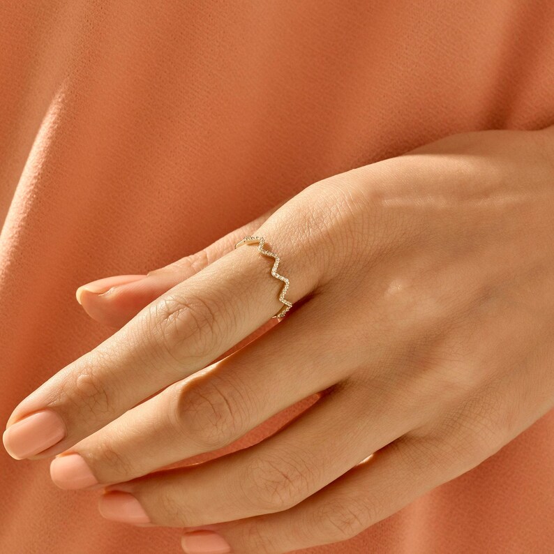 Wedding Band 14K Solid Gold | Diamond ZigZag Ring | Minimalist Wavy Stacking Band | Dainty Geometric Jewelry | Unique Chevron Style Ring Bild 2