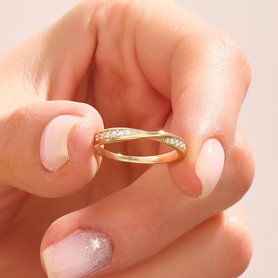 Solid Gold Twisted Ehering 14k Gold halb Eternity Ring fur Frauen geflochtene Ehering zierliche Zirkonia Ring stapelbare Ringe Etsy