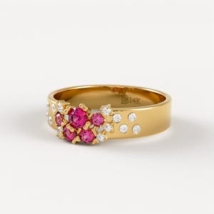 Ehering aus 14-karätigem Gold mit Rubin, 4,5 mm dick, komfortable Passform, Rubincluster-Ring für Damen, massiver Goldschmuck, Geschenkidee mit Geburtsstein für Juli