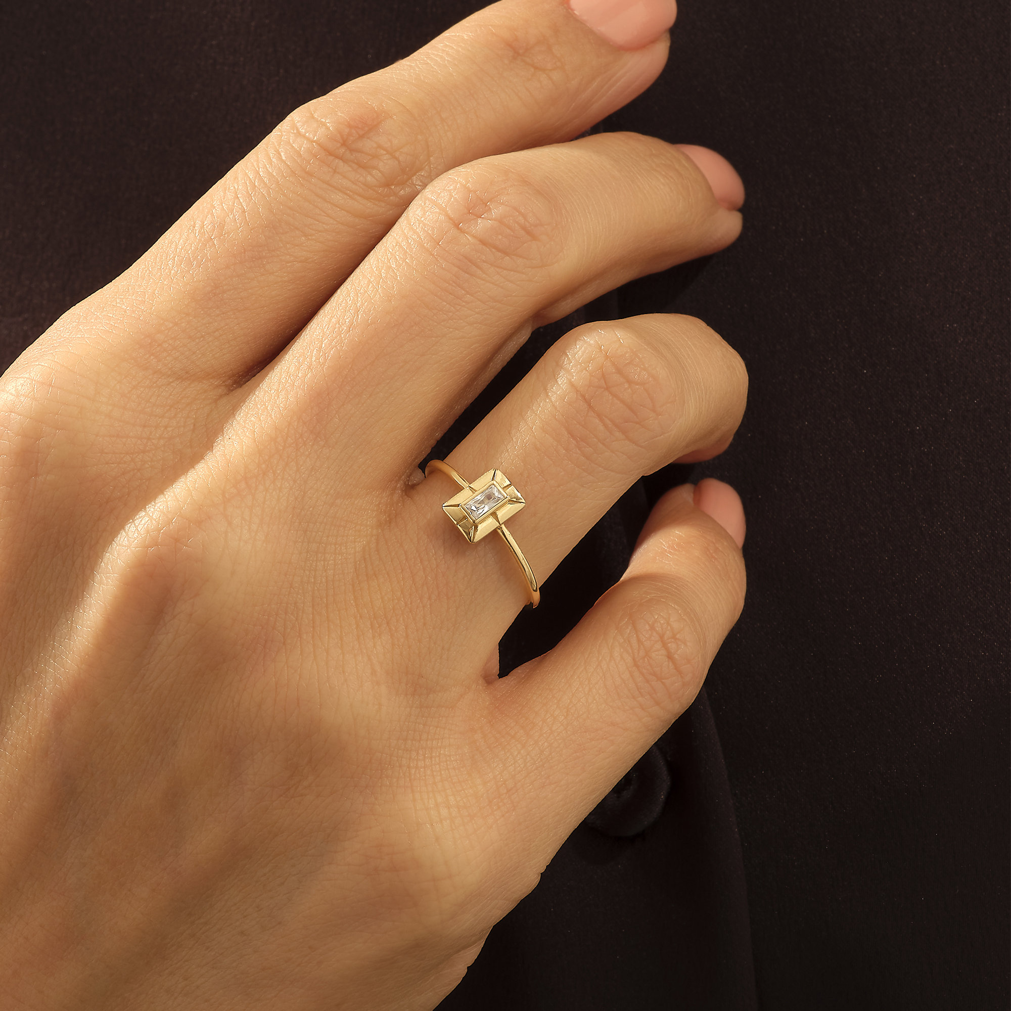 Finger outlet ring gold