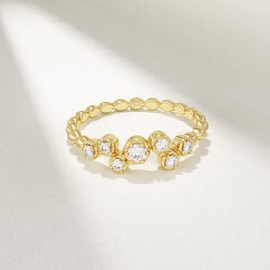 Anel com Moissanita em Ouro 14k com Moldura, Aliança Empilhável com Detalhes em Contas, Anel Feminino em Ouro Maciço 18k ou 10k