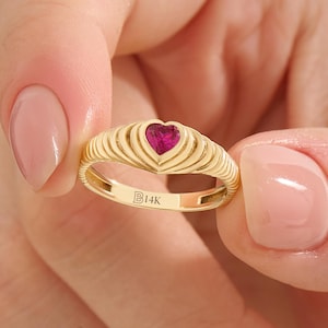 Brennmoreのルビーハートリング • 14Kソリッドゴールドリング • ハート型リング • ピンキーシグネットリング • ベゼルルビーリング • バレンタインギフト