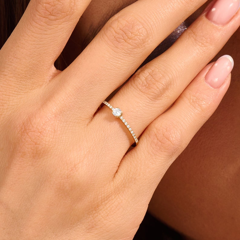 Solid Gold Minimalist Versprechen Ring, 14k Gold Hochzeit Verlobungsring für Frauen, Halbe Ewigkeit Einfacher Solitär Ring, zierlicher Diamant Cz Ring Bild 3