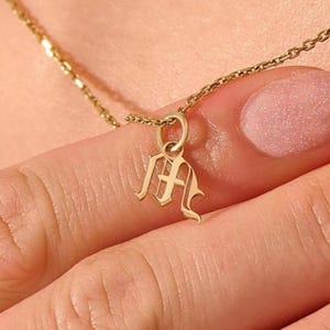 14Kソリッドゴールドオールドイングリッシュイニシャルネックレス、ゴシックレターペンダント、パーソナライズされたカスタムアルファベットギフト彼女