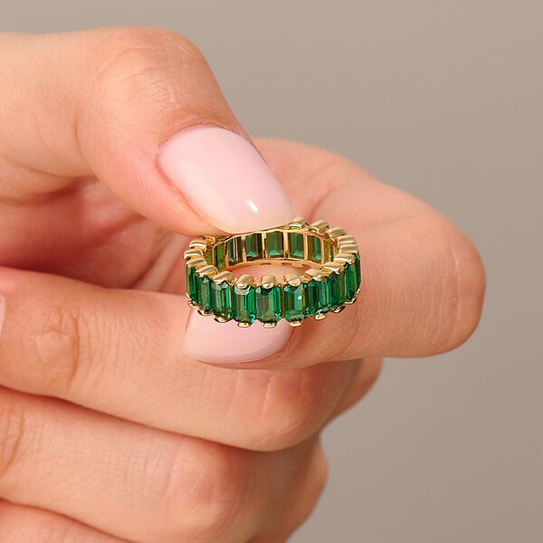 Emerald Eternity Necklace