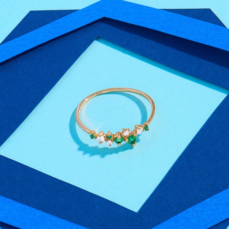 14k Gold Emerald Ring, Solid Gold Cluster Trouwring, Womens Emerald Stacking Ring, Minimalistische Groene Edelsteen Ring, Sierlijke Statement Ring afbeelding 8
