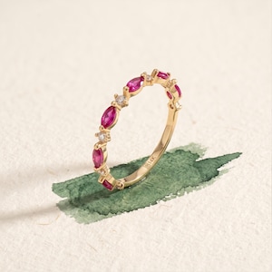 14k massief gouden robijnring, verfijnde stapelring, marquise robijnring, unieke stapelbare ring, half-eternity ring, cadeau voor vrouwen