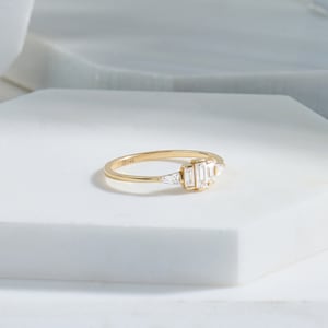 14k Gold Art-Deco-Verlobungsring, Massivgold Baguette Ring, Minimalist Versprechen Damen Ring, Vintage Lab erstellt Diamant Cz Ring, ihre Geschenke Bild 4