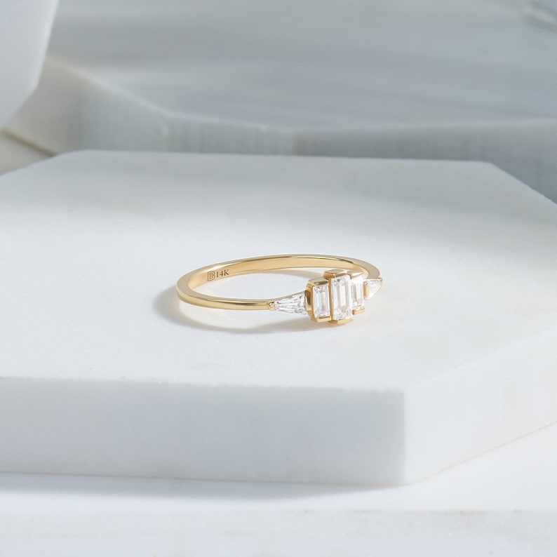 14k Gold Art-Deco-Verlobungsring, Massivgold Baguette Ring, Minimalist Versprechen Damen Ring, Vintage Lab erstellt Diamant Cz Ring, ihre Geschenke Bild 4